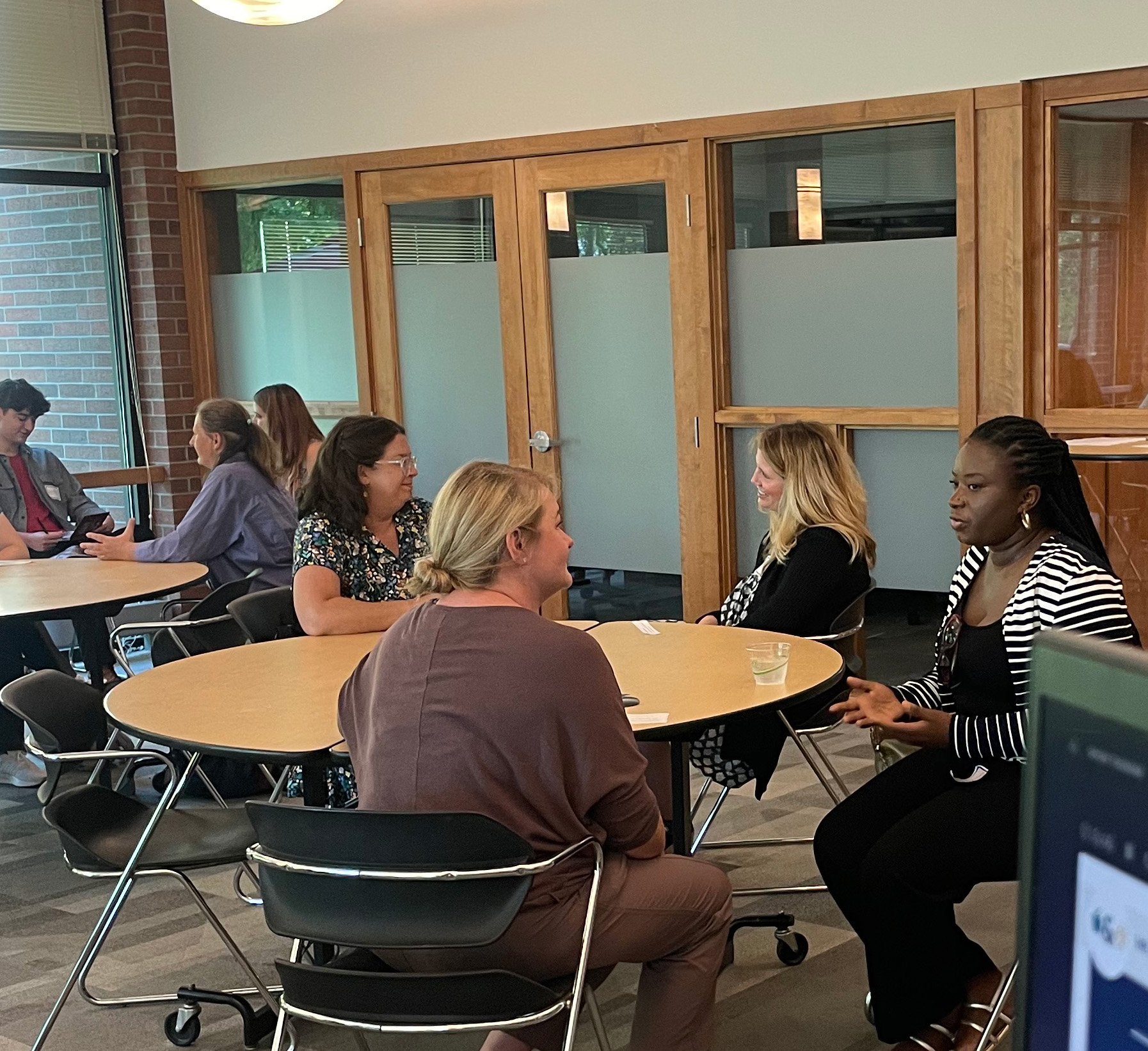 웃고 있는 여성들의 그룹