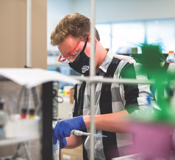 두 사람이 온실에서 식물을 관찰하고 있습니다.